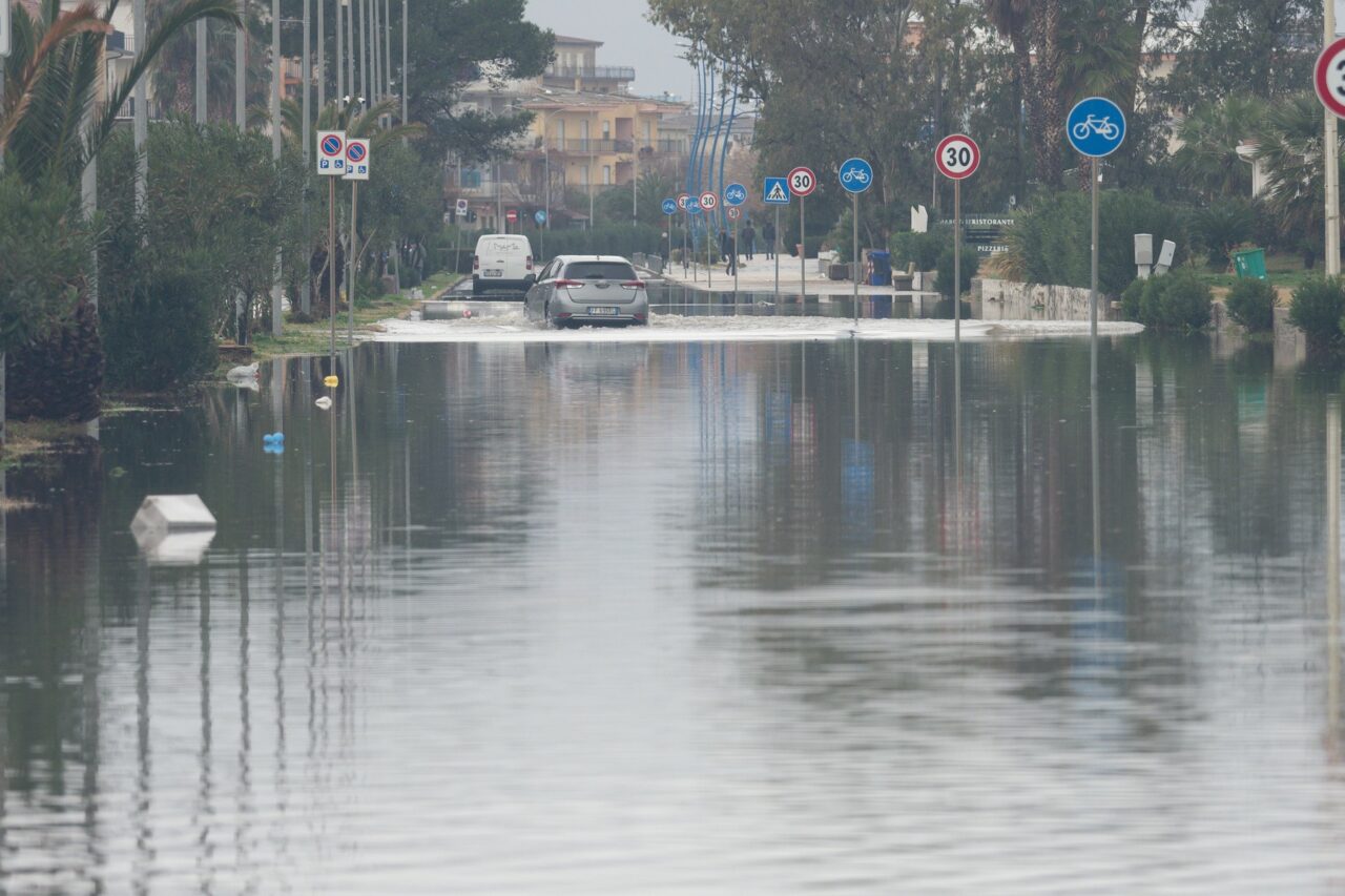 Intemperii în Italia: Toscana și Liguria, lovite de INUNDAȚII, copaci prăbușiți și alunecări de pământ