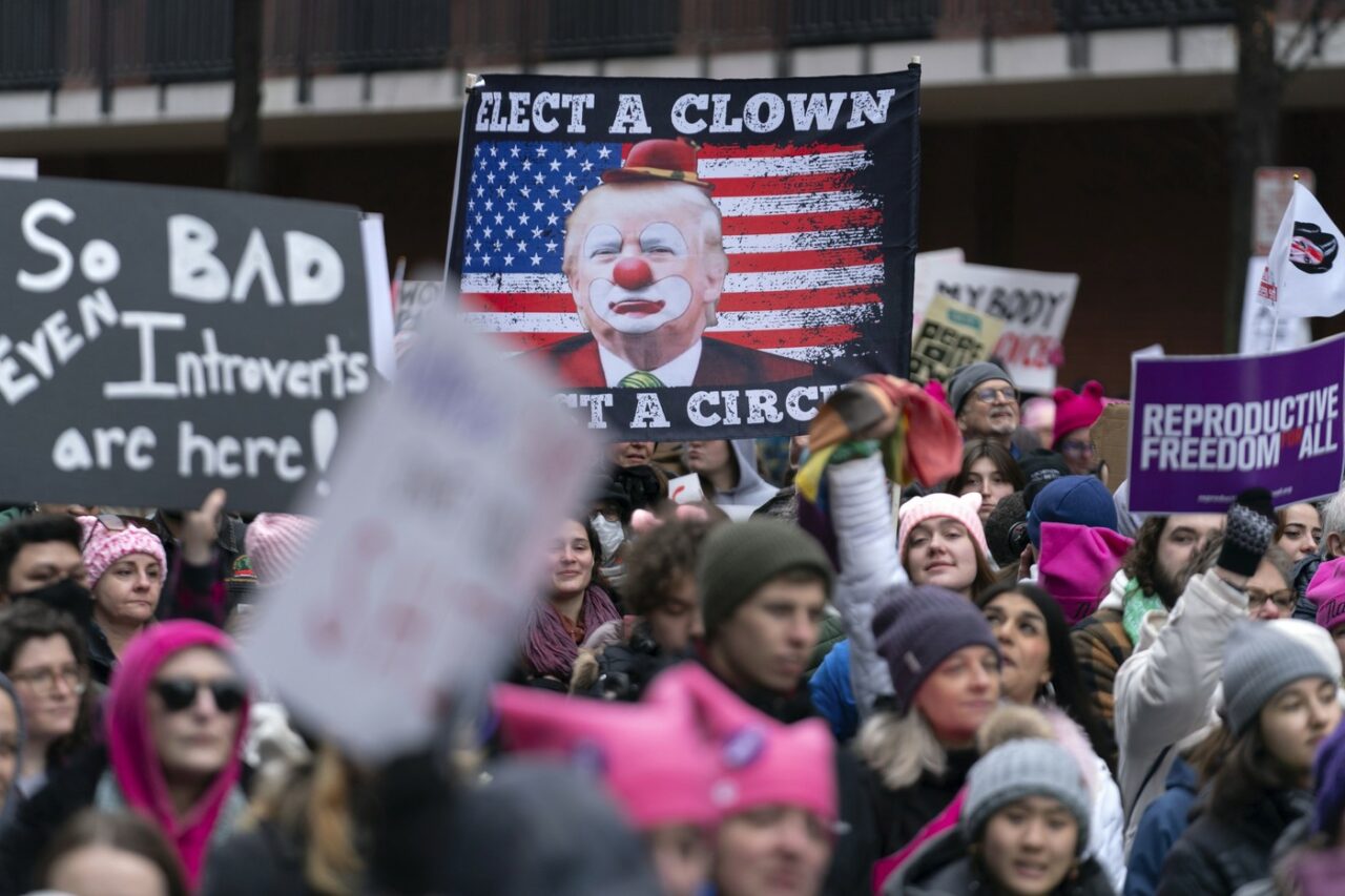 PROTESTE la Washington împotriva învestirii lui Donald Trump. Mii de americani au ieșit în stradă