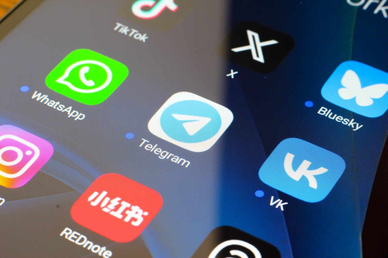 Un grup de antreprenori din domeniul tehnologiei lucrează la o rețea descentralizată de social media, liberă de influența MILIARDARILOR tech