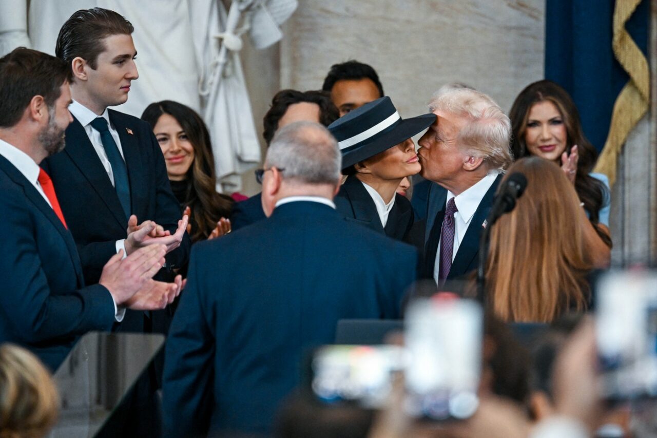 Meme pe X despre PĂLĂRIA Melaniei Trump. „Cu pălăria pe care o poartă, aproape că a suflat-o vântul”