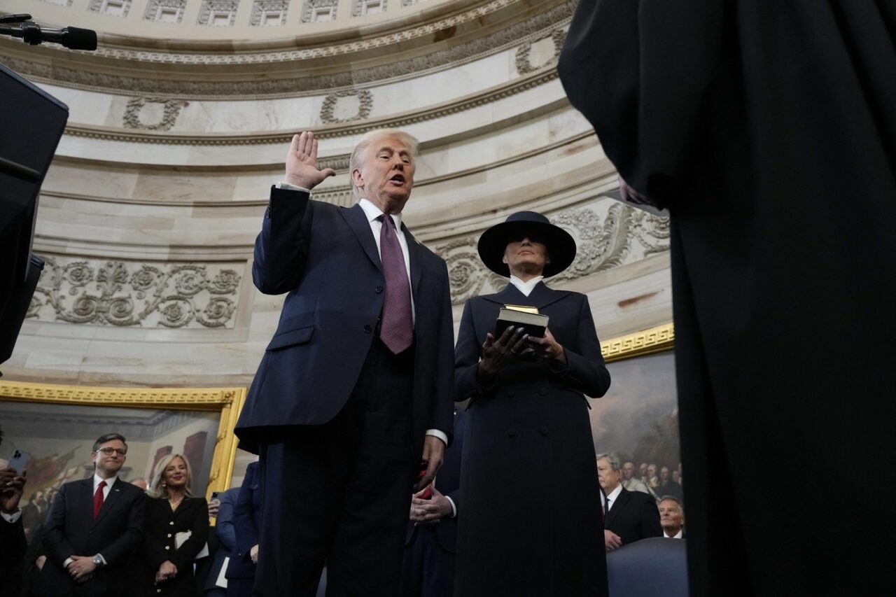 Donald TRUMP nu a jurat cu mâna pe BIBLIE / Ce Biblii a ținut în mâini Prima Doamnă