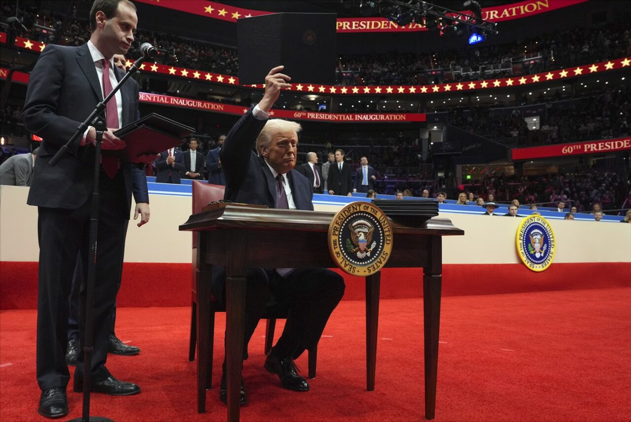 TRUMP anulează zeci de măsuri ale Administrației Biden /Noul președinte vrea oprirea imigrației și denunță anchetele care l-au vizat