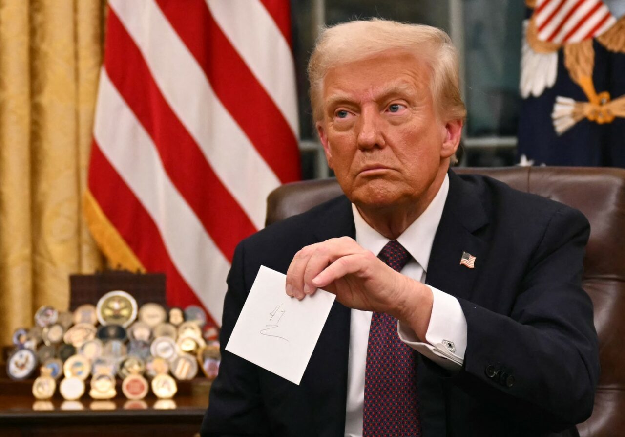 Ce i-a lăsat Joe Biden lui Donald TRUMP în sertarul din Resolute Desk