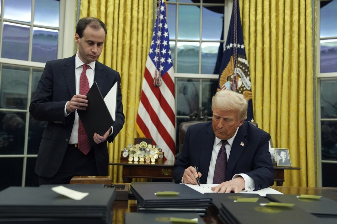 Trump a GRAȚIAT persoanele implicate în violențele produse la Capitoliu și a decretat stare de urgență la frontiera cu Mexicul
