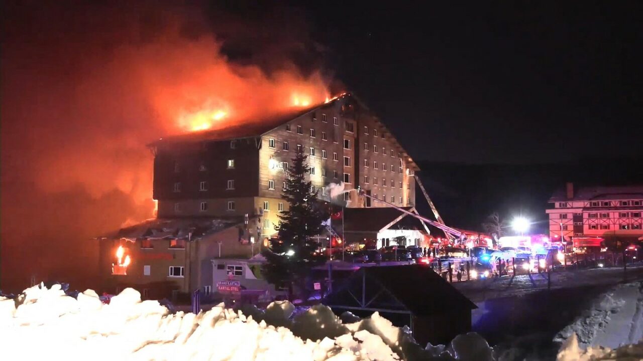 Cel puțin șase morți și 31 de răniți după un INCENDIU izbucnit într-o stațiune de schi din Turcia