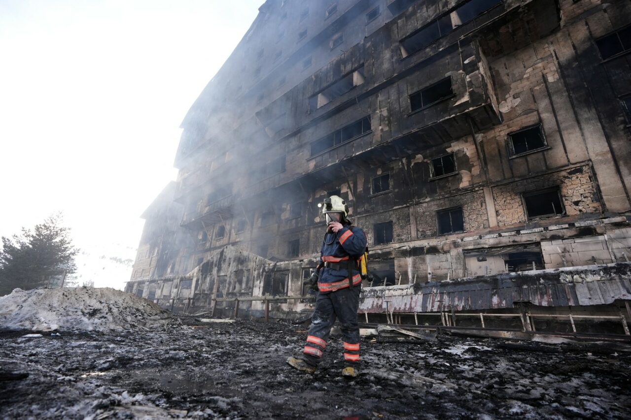 Val de REȚINERI în Turcia după incendiul care a mistuit un hotel din staţiunea de schi Kartalkaya, soldat cu 76 de morți