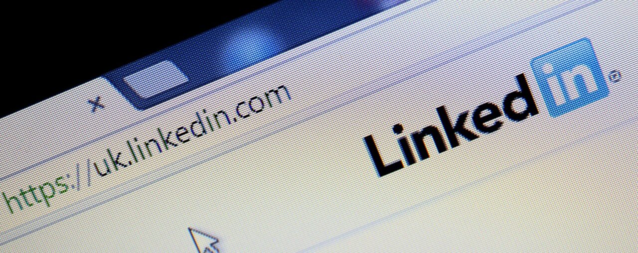 LinkedIn, dată în judecată pentru că ar fi permis ca mesajele PRIVATE ale utilizatorilor să fie FOLOSITE de terți la antrenarea AI