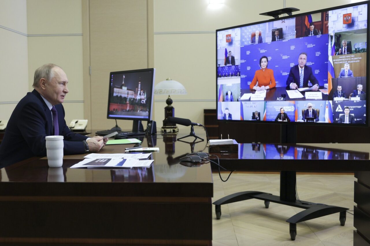 Kremlinul îi cere lui TRUMP să corecteze poziția SUA /Rusia avertizează asupra unei intervenții a NATO în Ucraina