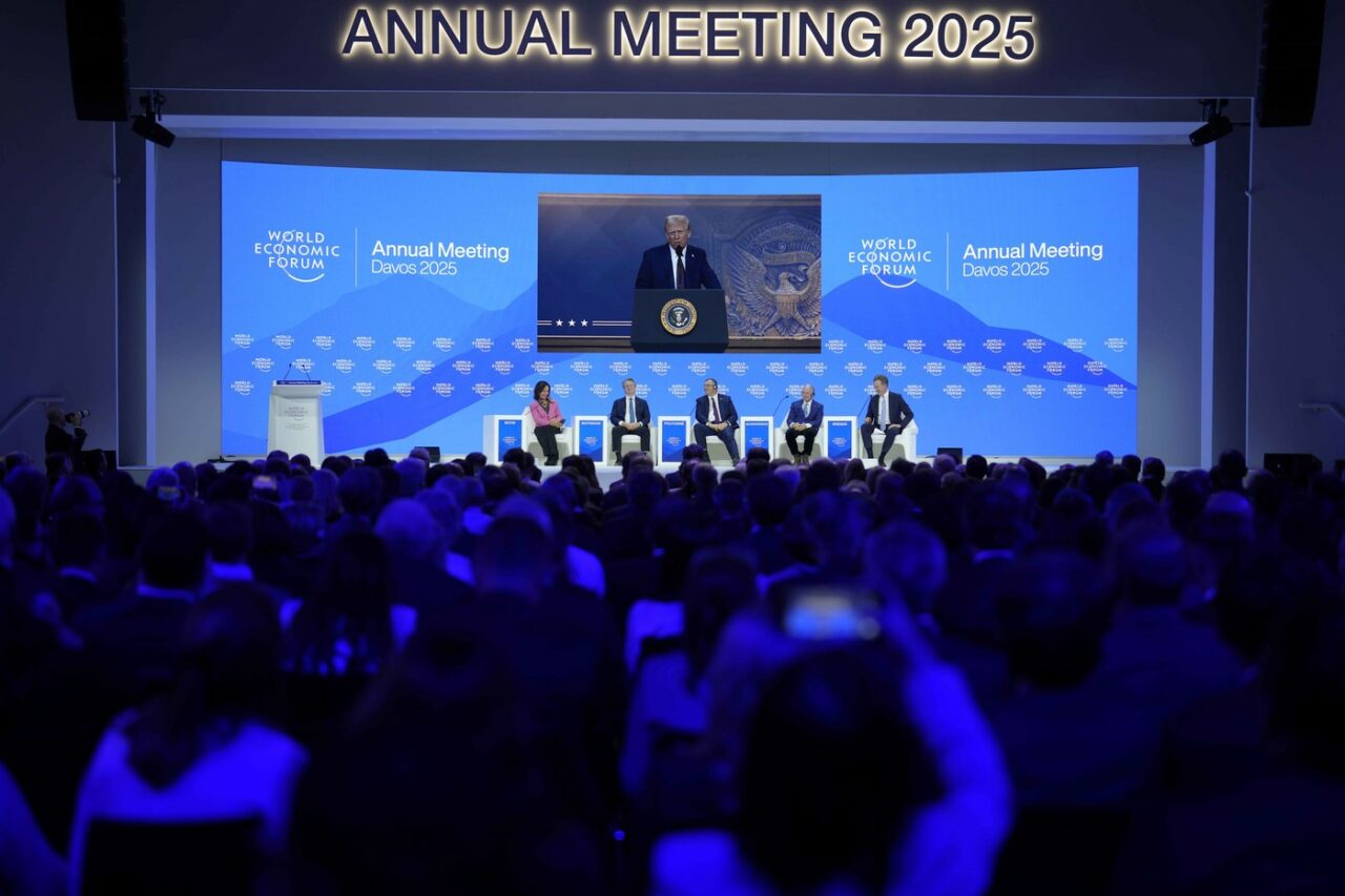 VIDEO | TRUMP reiterează că va proteja interesele naționale /Cere Arabiei Saudite să reducă prețul petrolului și vrea oprirea războiului din Ucraina