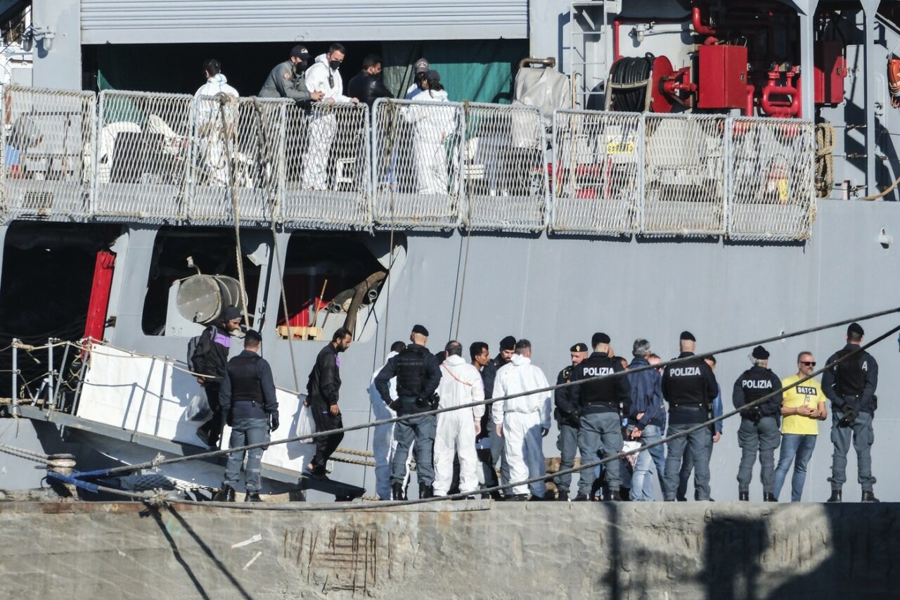Italia trimite zeci de MIGRANȚI către centrul de procesare din Albania. Măsura ar putea fi din nou anulată de instanță