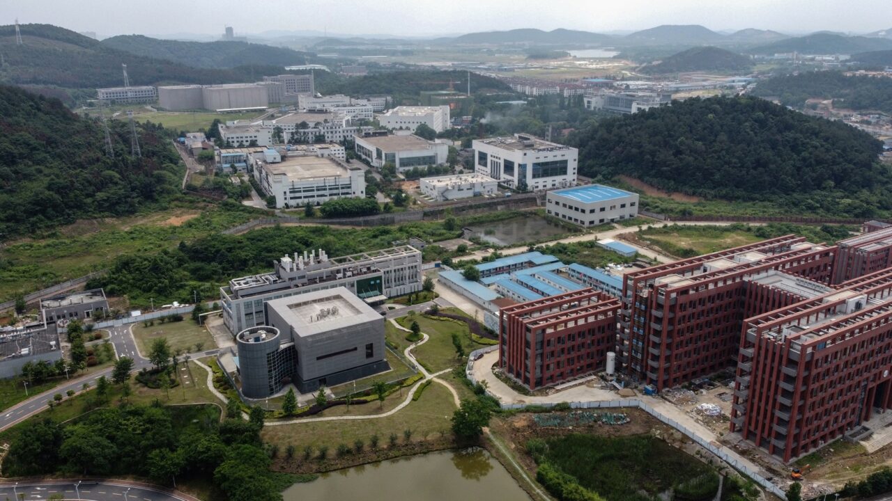 China RESPINGE sugestiile unui nou raport CIA privind ORIGINILE pandemiei Covid-19