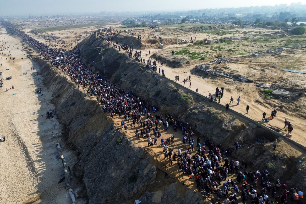 Imagini impresionante: Mii de palestinieni se ÎNTORC în nordul Fâșiei Gaza, după ce Israelul le-a permis să revină