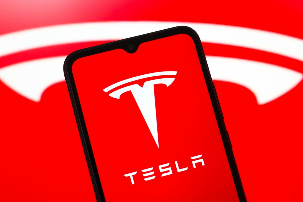 Tesla dă în judecată Uniunea Europeană pentru taxele vamale impuse asupra IMPORTURILOR de vehicule electrice din China