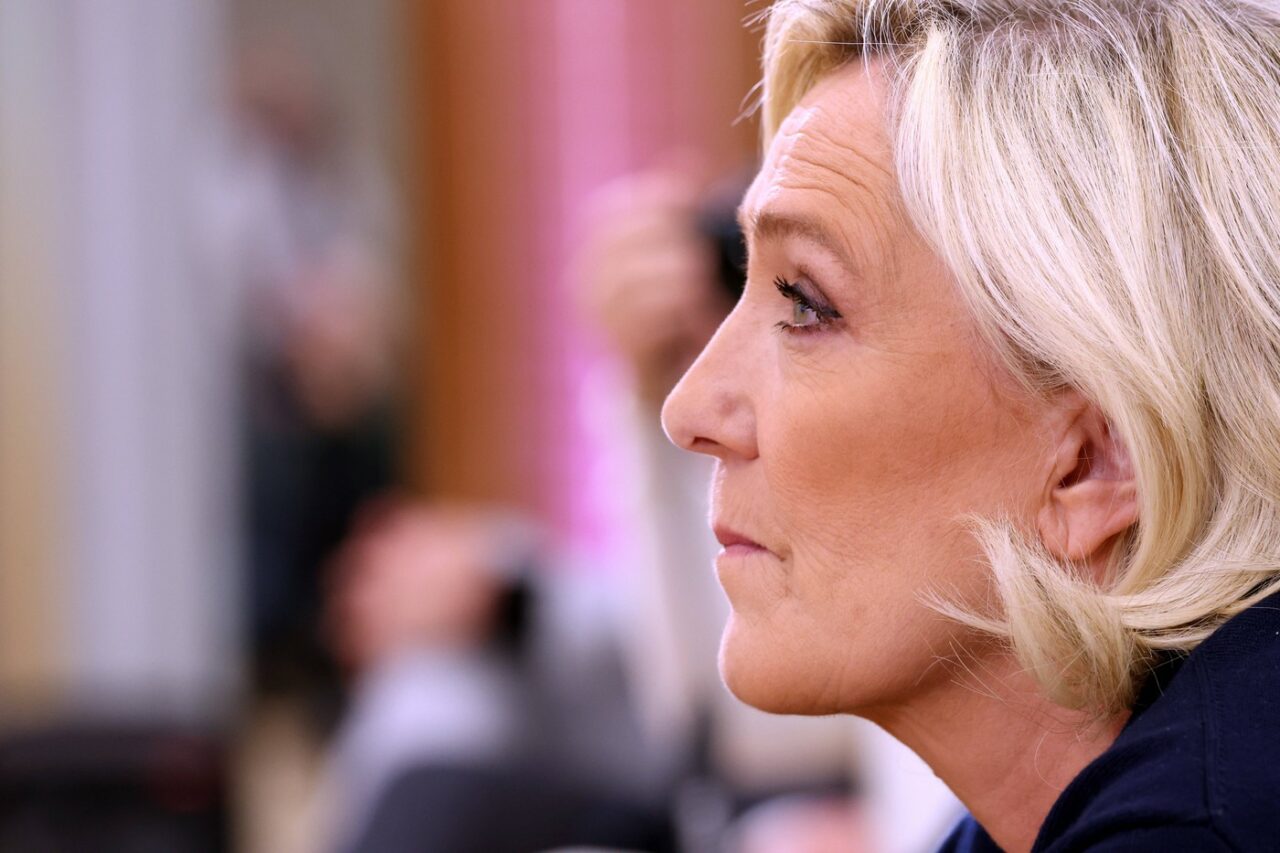 REUTERS: Poliția franceză anchetează mai multe AMENINȚĂRI cu moartea primite de judecătorul și procurorii din dosarul lui Marine Le Pen