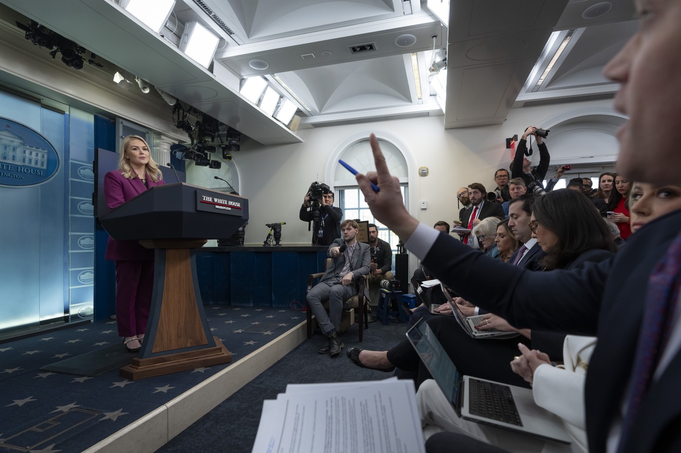 Casa Albă: TRUMP va securiza frontierele SUA și va stimula investițiile /„Președintele muncește intens pentru a îndeplini promisiunile electorale”