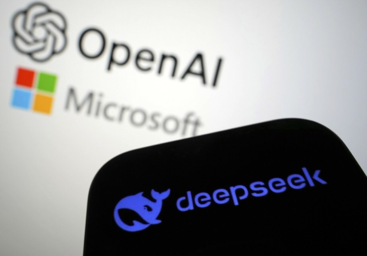 BLOOMBERG: Microsoft suspectează că grupul tehnologic chinez DeepSeek a folosit ilegal softuri de inteligență artificială ale OpenAI