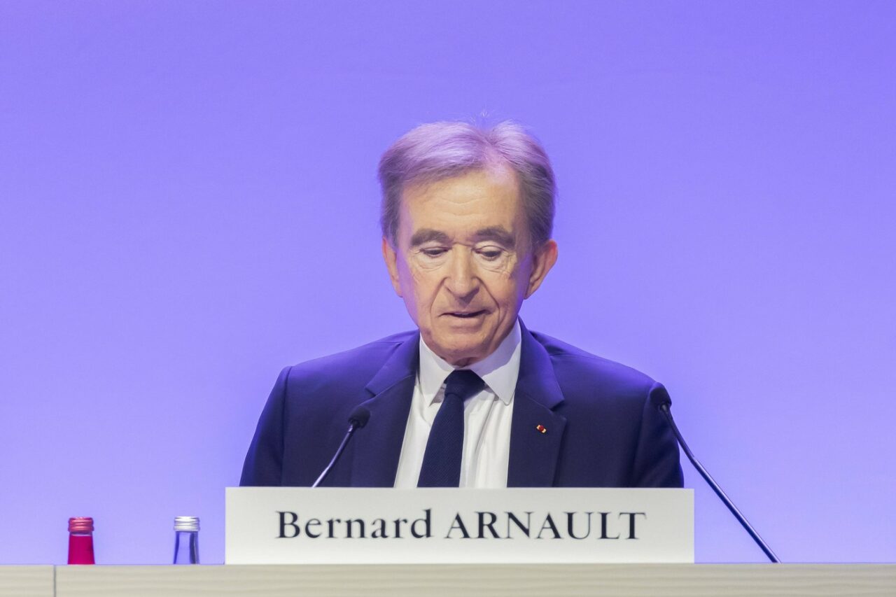 Bernard Arnault, unul dintre bogații planetei, nemulțumit de creșterea taxelor pentru companiile mari. Acesta laudă modelul economic propus de Trump
