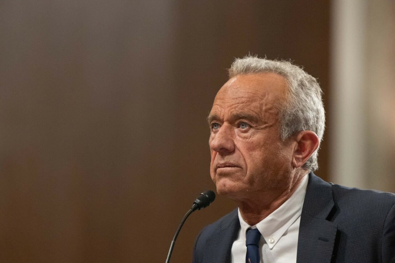 BOALA din cauza căreia Robert F. Kennedy Jr. vorbește „ciudat”. Este o afecțiune întâlnită foarte rar / „Nu mă pot asculta când vorbesc”