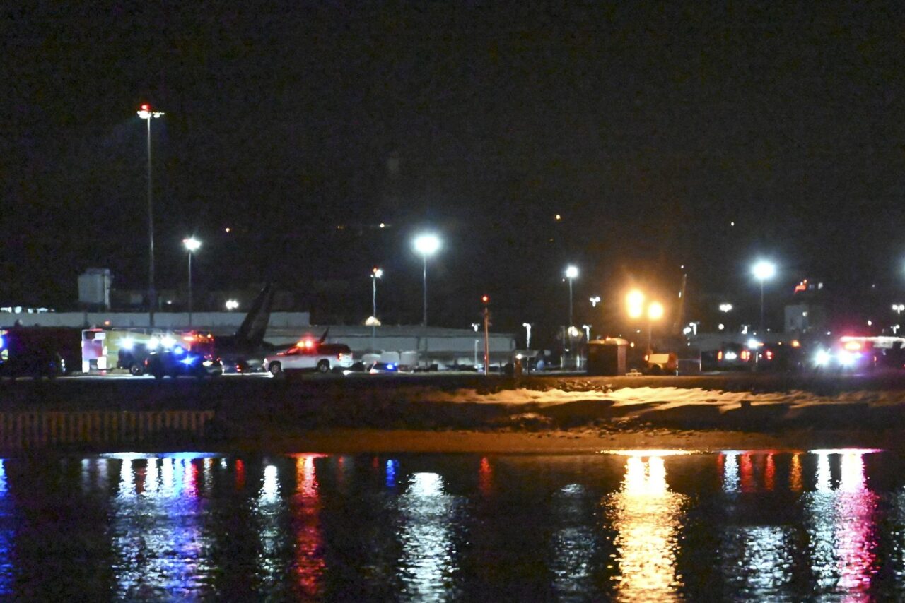 Au apărut primele IMAGINI cu coliziunea de la Aeroportul Reagan din Washington