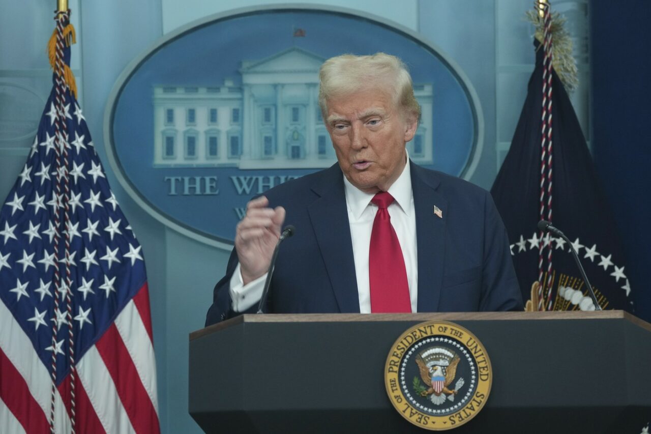 TRUMP atribuie Administrației Biden responsabilitatea pentru reducerea standardelor în transportul aerian