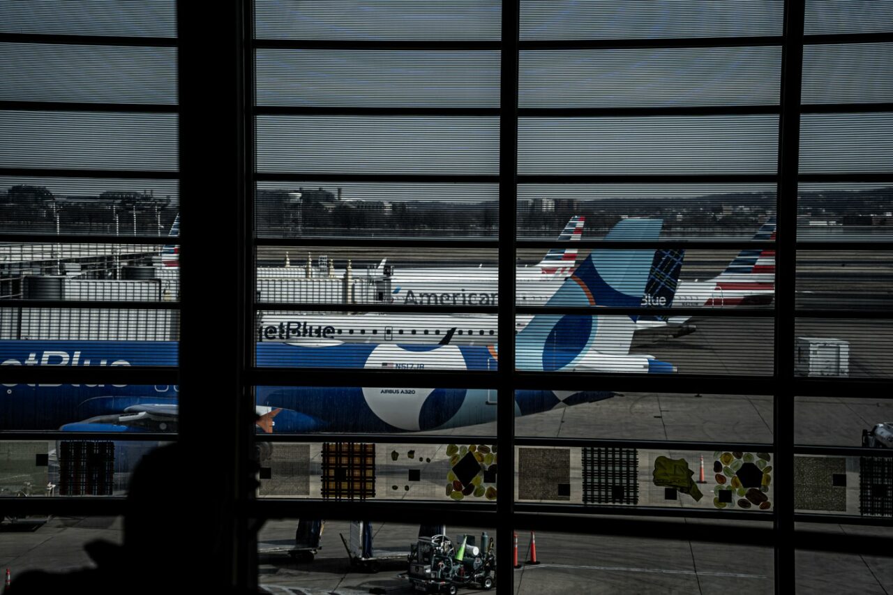 Accidentul aviatic de la WASHINGTON: La turnul de control, o singură persoană ar fi făcut munca a doi angajați