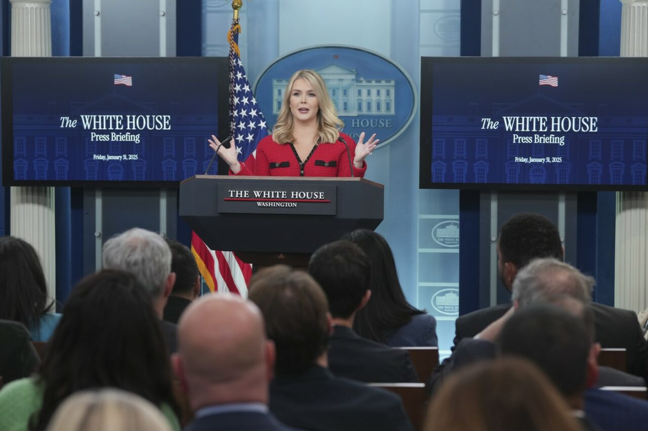 VIDEO | Trump impune de sâmbătă TAXE vamale contra Canadei, Mexicului și Chinei /Cele trei țări amenință cu riposte