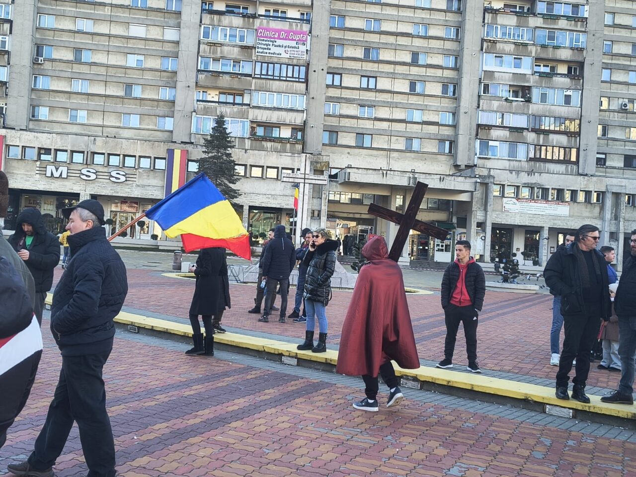 PROTESTE AUR în țară și în Diaspora. Manifestații în faţa prefecturilor şi ambasadelor României