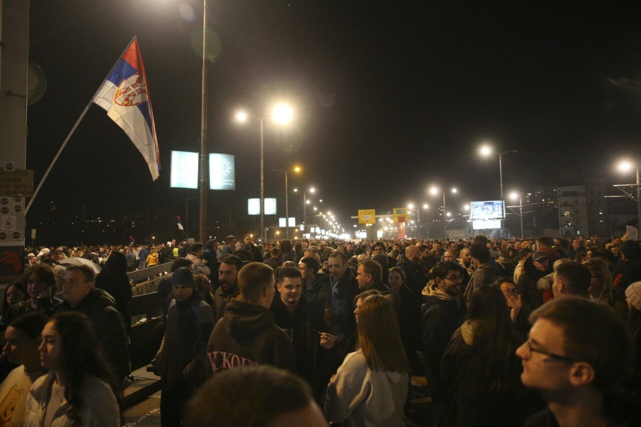 Guvernul sârb REDUCE taxele universitare pe fondul protestelor desfășurate de studenți