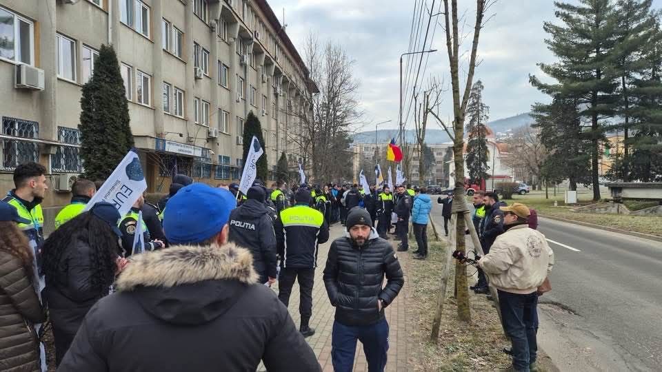 Ordonanţa „trenuleţ” scoate polițiștii în stradă. Aceștia anunţă un miting de amploare pe 17 ianuarie / Discuții între oficialii MAI și sindicate
