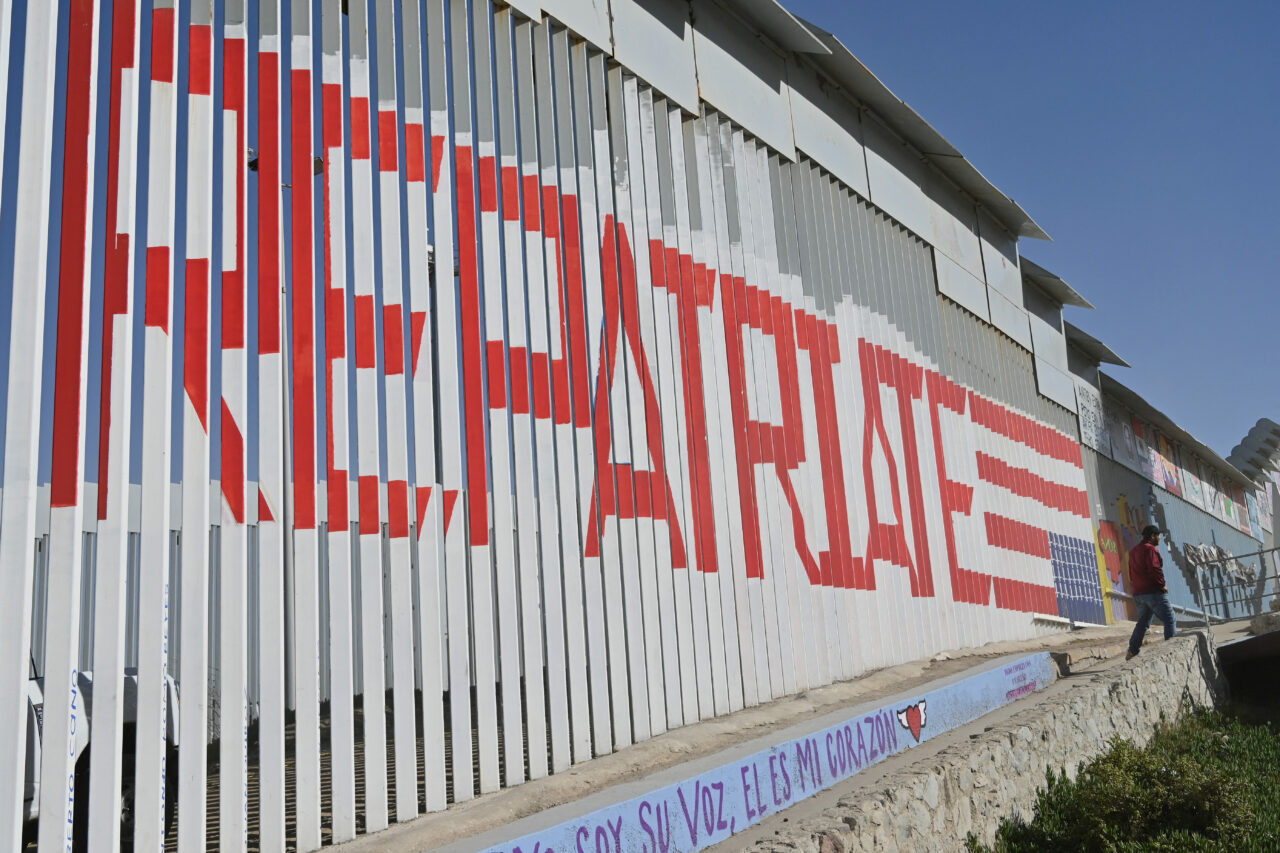 Mexicul ridică adăposturi temporare la frontiera cu SUA pentru a face față DEPORTĂRILOR anunțate de administrația Trump