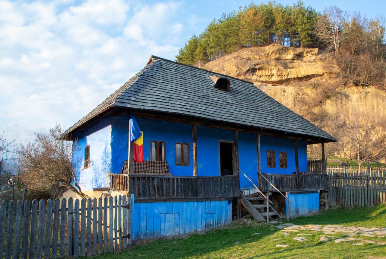 Cu cât a ajuns să se vândă o proprietate în satele regale ale României. Poate fi transformată în reședință sau agropensiune