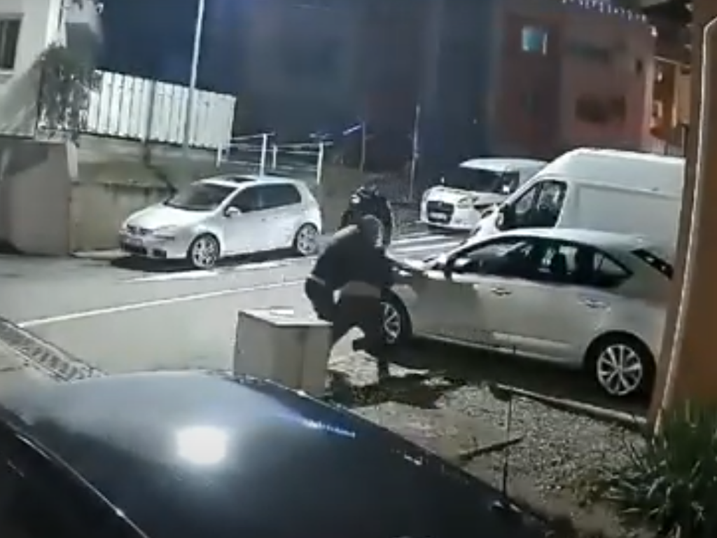 Scandal cu arme albe în „capitala Ardealului”. Liderul galeriei U Cluj, atacat în stradă cu un CUȚIT, în prezența unui fost patron din Superliga