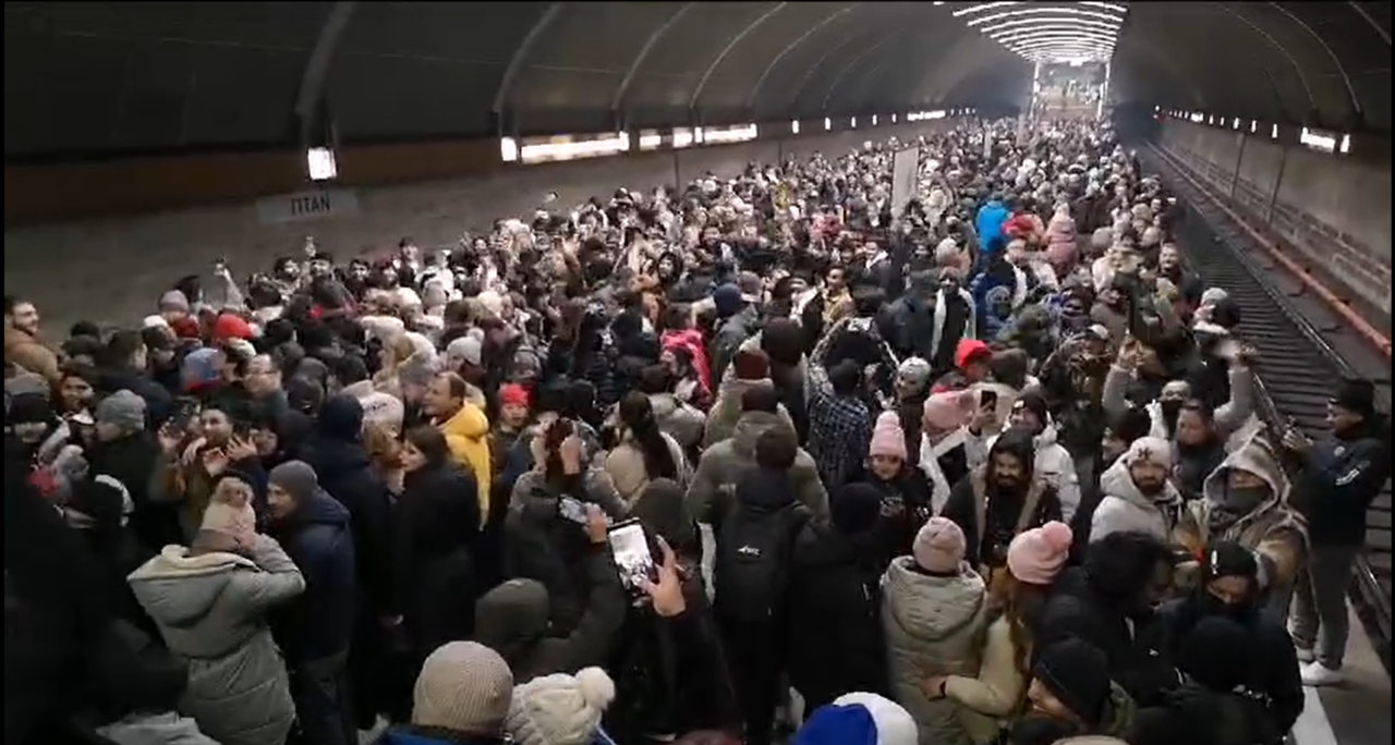 Moment impresionant în noaptea de Revelion. Sute de nepalezi, pe peronul de la stația de metrou Unirii, au celebrat trecerea în noul an