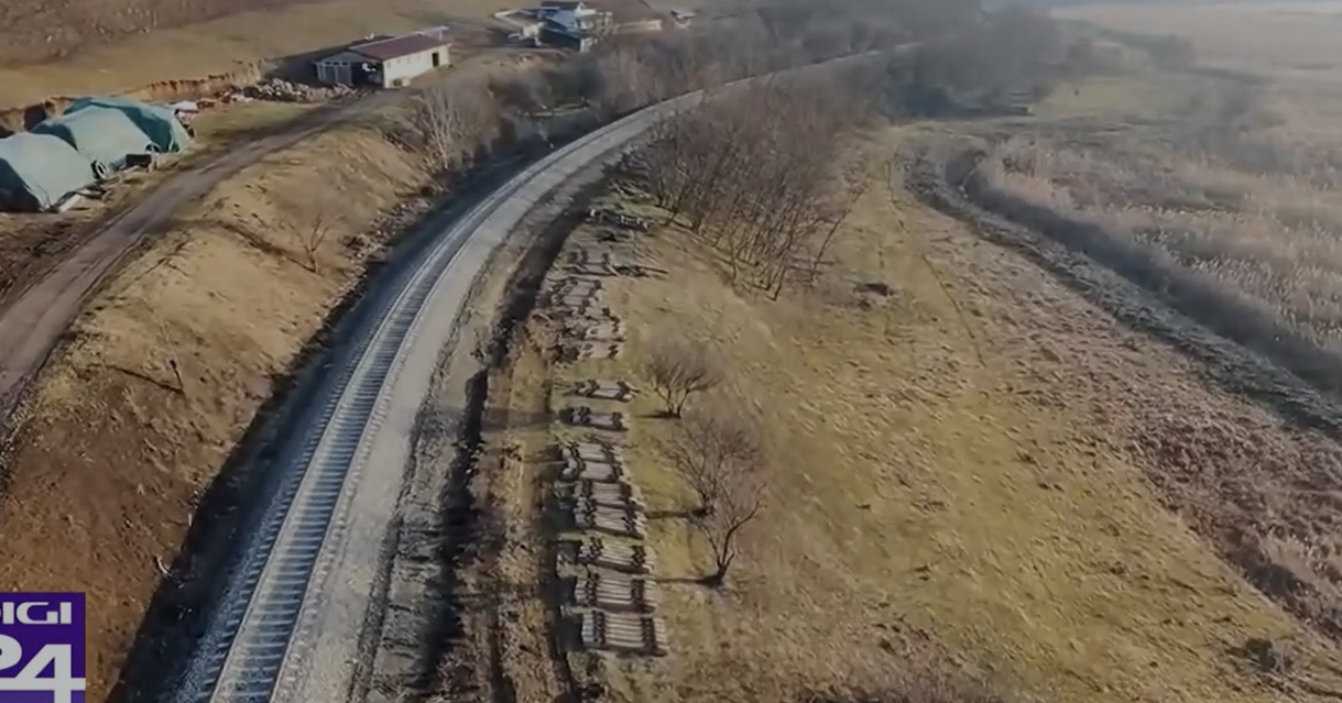Situație ABSURDĂ la Ocna Sibiului. După ce a fost pus un terasament nou, trenurile circulă tot pe șine vechi și degradate