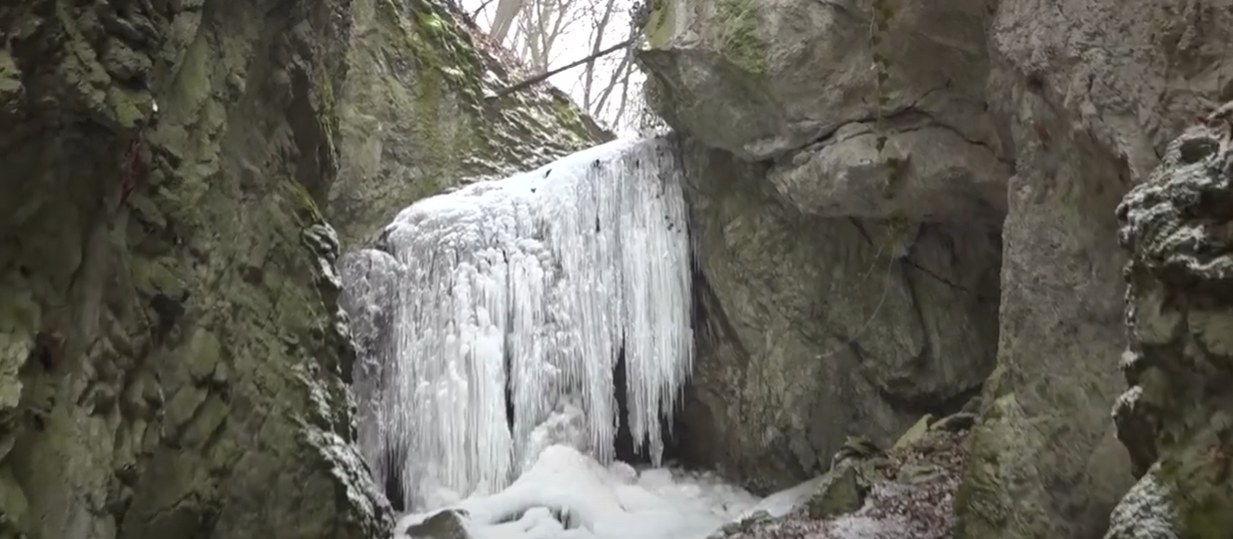 Cascada de lângă Deva care oferă un spectacol al naturii în ianuarie. Ascunsă în inima pădurii, puțini pot să ajungă la ea