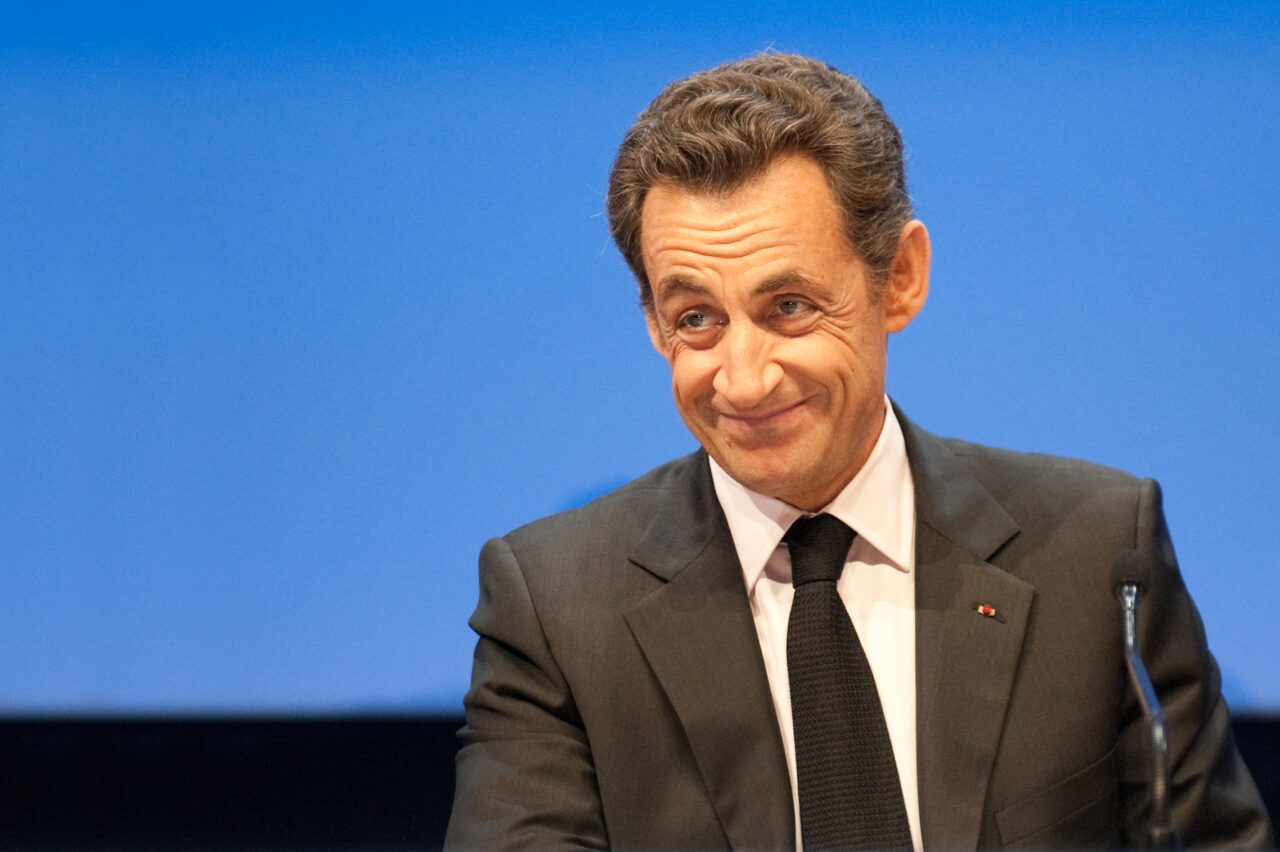 A început procesul în care Nicolas Sarkozy este ACUZAT că ar fi primit bani de la Muammar Gaddafi. Ce riscă fostul președinte al Franței