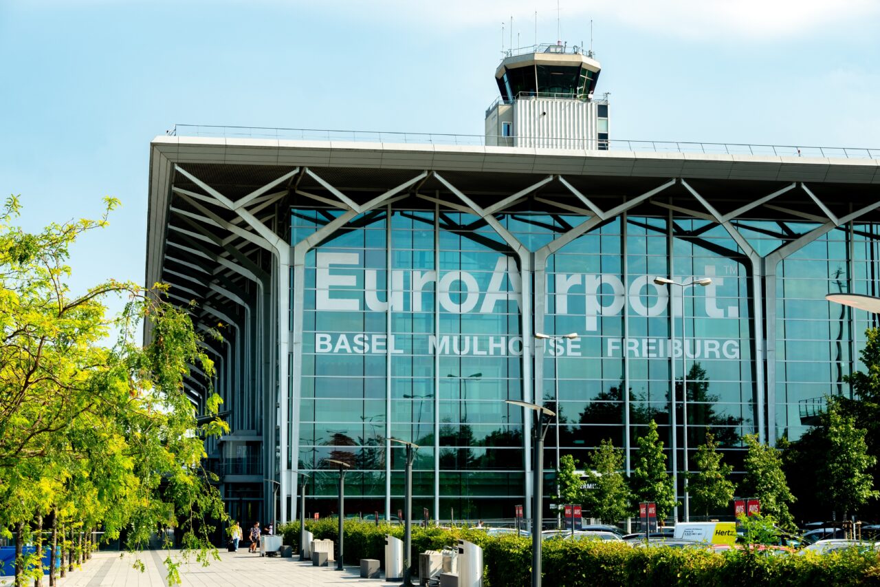 Singurul aeroport din Europa care se află în două ȚĂRI, Elveția și Franța. Prima a oferit terenul, cealaltă a suportat costurile construcției