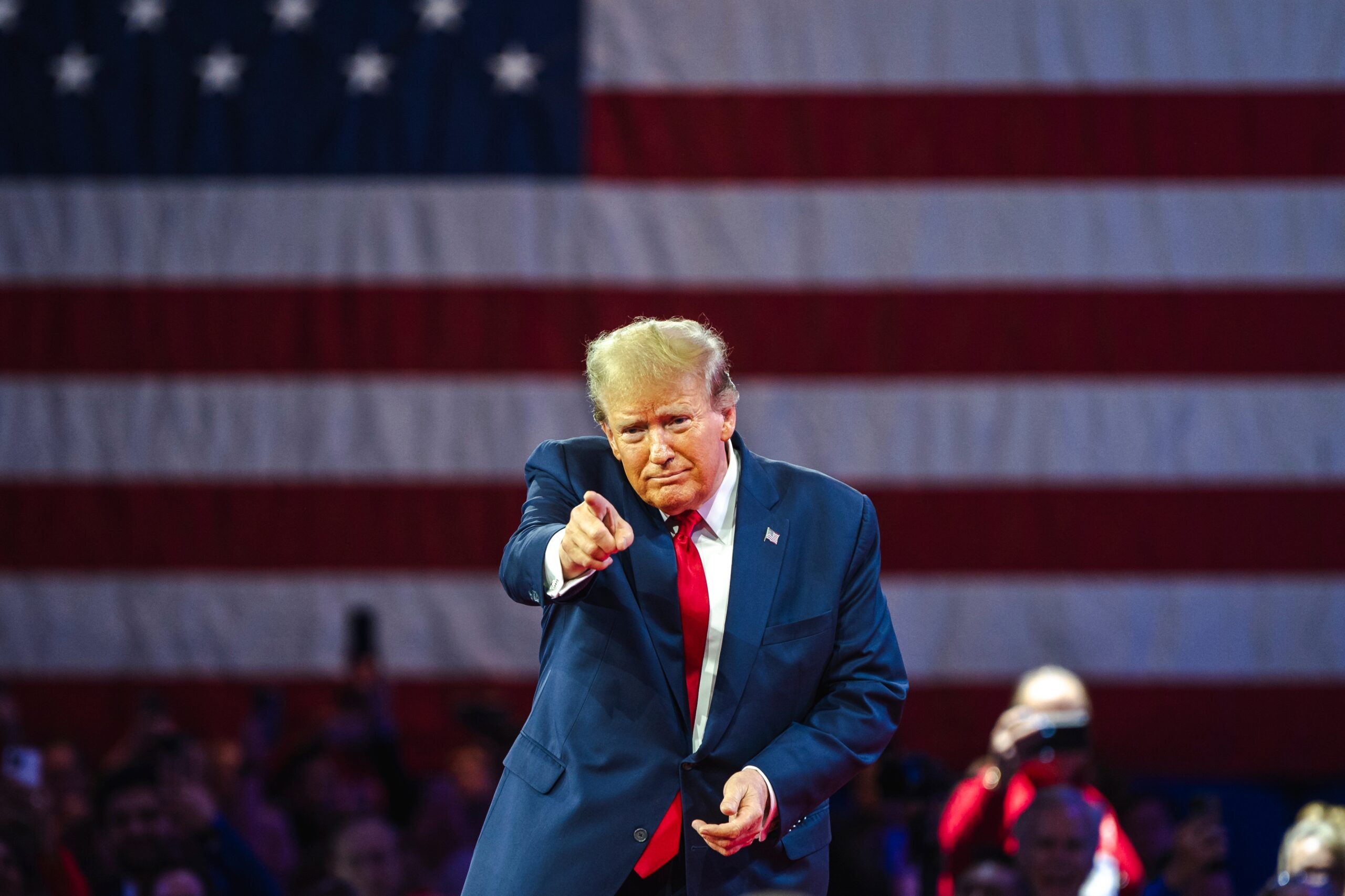The Telegraph: Donald Trump, tot mai popular în Marea Britanie. „A făcut o sută de lucruri într-o zi, în timp ce Starmer nu a făcut nimic până acum”
