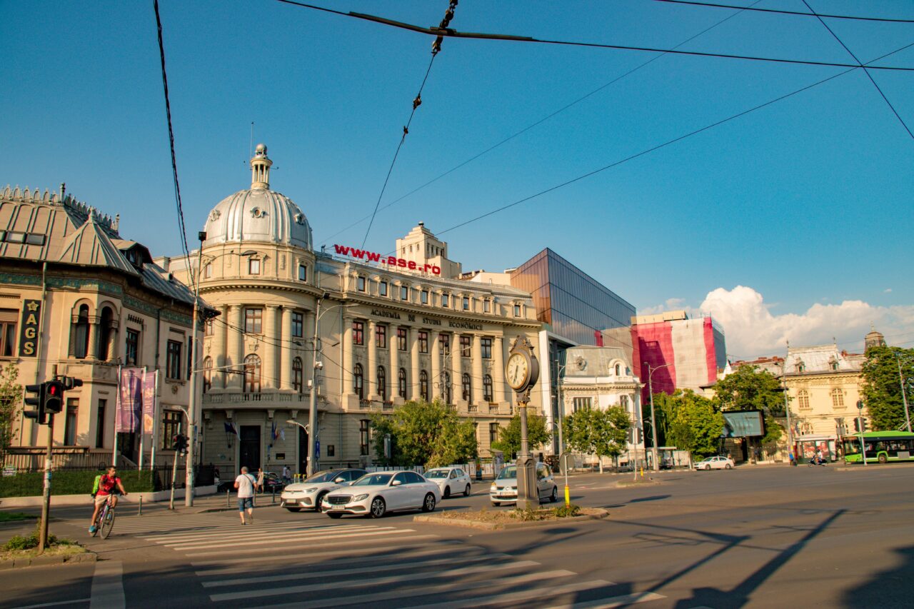 SCANDAL la Academia de Studii Economice / O profesoară este ACUZATĂ că și-a înșelat studenții cu sume importante