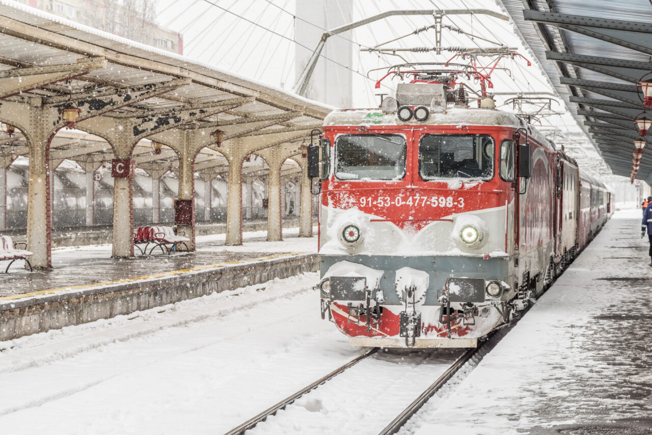 Un tren de călători a DERAIAT între Mălnaș Băi și Bicsadu Oltului. Traficul feroviar a fost oprit, iar călătorii, preluați cu mașinile