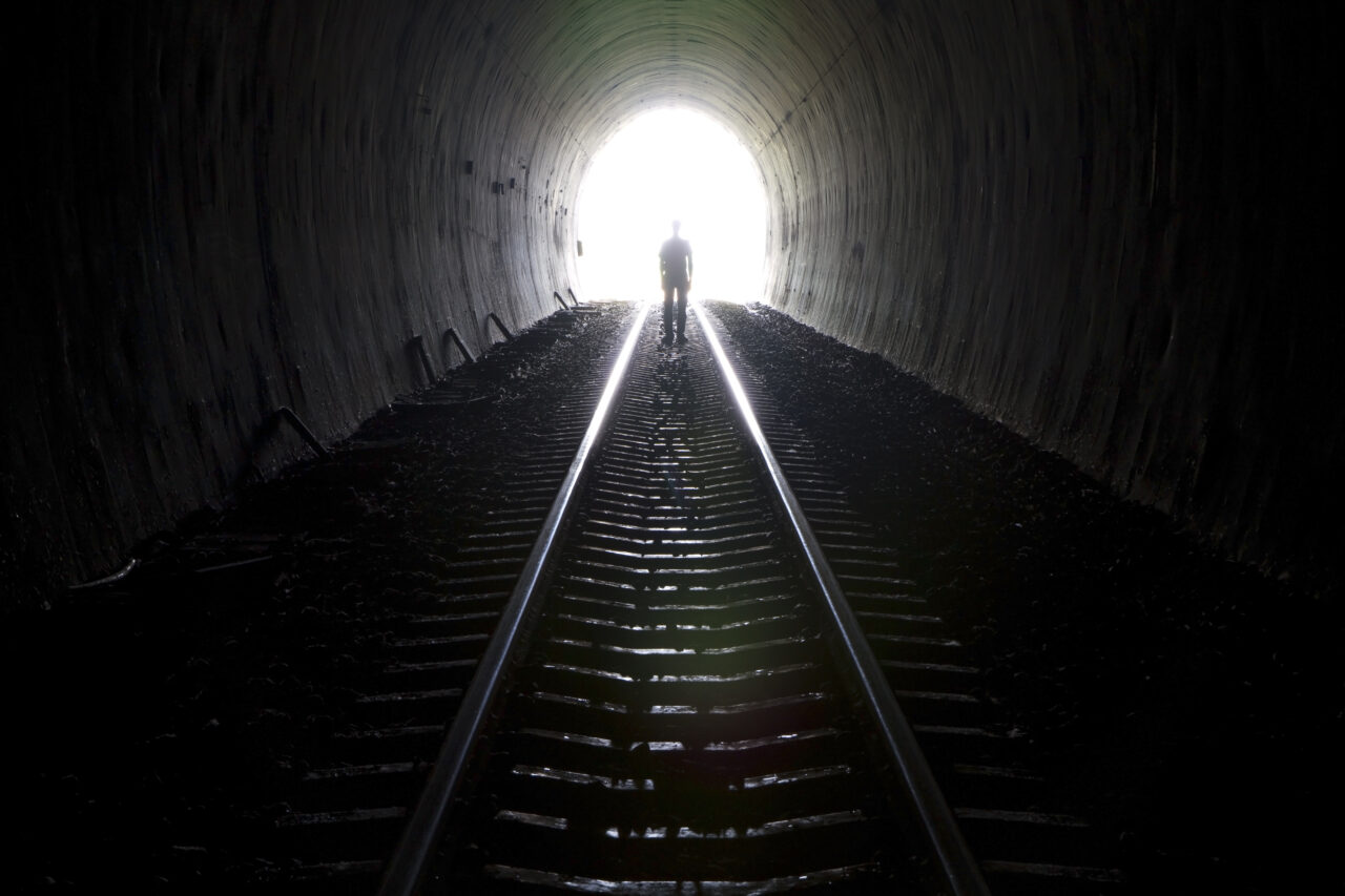 Tunelul bântuit din România: FANTOMA unui inginer care și-a pierdut viața în ziua inaugurării încă se plimbă de 100 ani, purtând două fire electrice