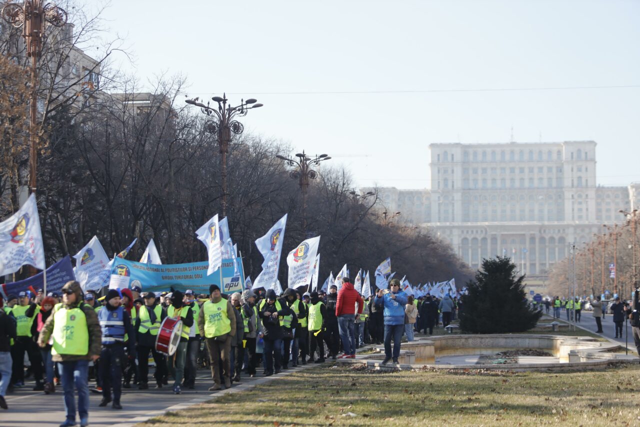Sindicaliştii din apărare, ordine publică şi siguranţă naţională protestează față de Ordonanța trenuleț / Circulație blocată la Piața Unirii