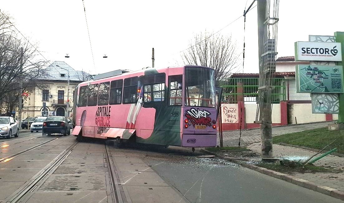 Cazul tramvaiului care a sărit de pe șină pe linia lui 32 și s-a lovit de stâlp. Surse PMB: Asistam la o tragedie dacă deraia într-o luni de dimineață