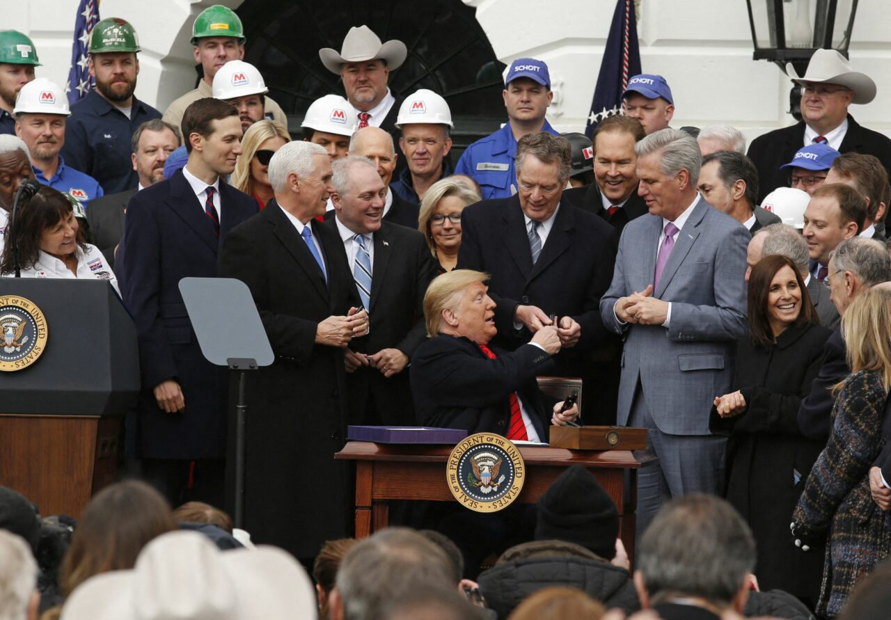 Consilierii lui Trump pregătesc TAXELE universale de import. Se vor aplica doar pe anumite SECTOARE