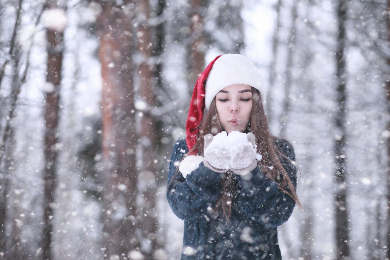 Vreme de IARNĂ severă în România: Ninsori, viscol și ger în weekend