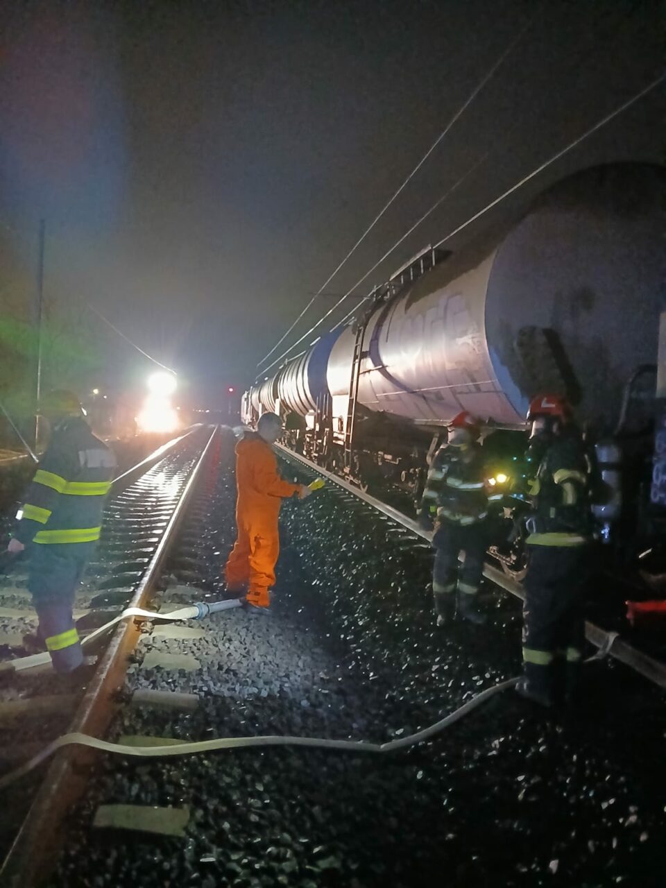 Intervenţia pompierilor, într-o gară din Mureș, FINALIZATĂ după aproape șase ore. Scurgeri de carburant dintr-un vagon cisternă al unui tren de marfă