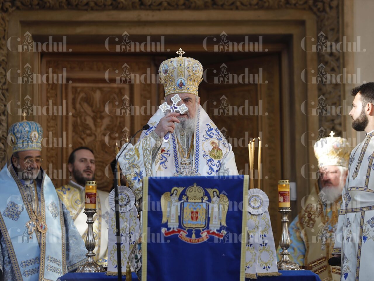 Apa, crucea și credința. BOBOTEAZA, sărbătoarea Botezului Domnului, în imagini emoționante de la Patriarhie. Gigi Becali, în genunchi la slujbă