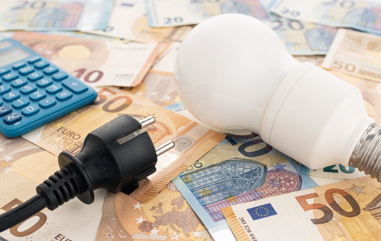 România începe 2025 cu al cincilea cel mai mare PREȚ la energie din Uniunea Europeană. Care a fost evoluția pe piața spot în ultimul an