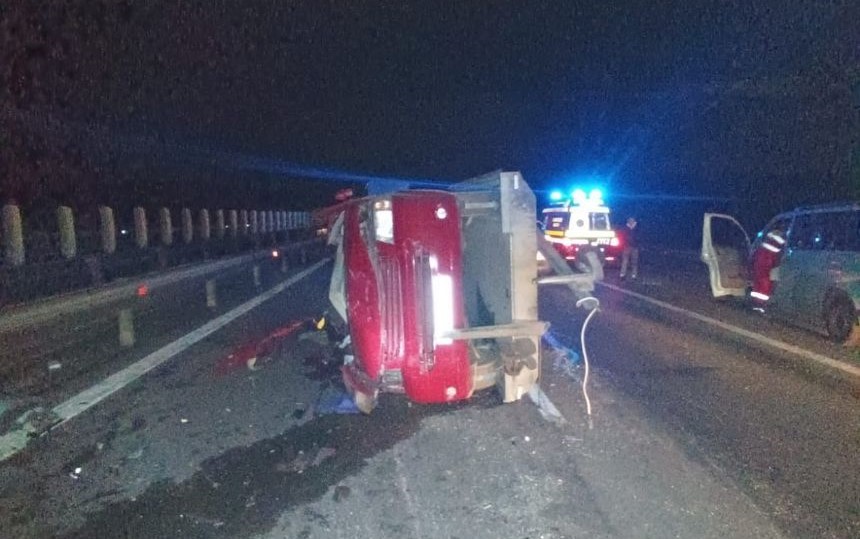 Plan Roşu de Intervenţie în Sibiu, după ce un microbuz s-a răsturnat pe Autostradă, iar apoi trei mașini s-au lovit în coloana formată