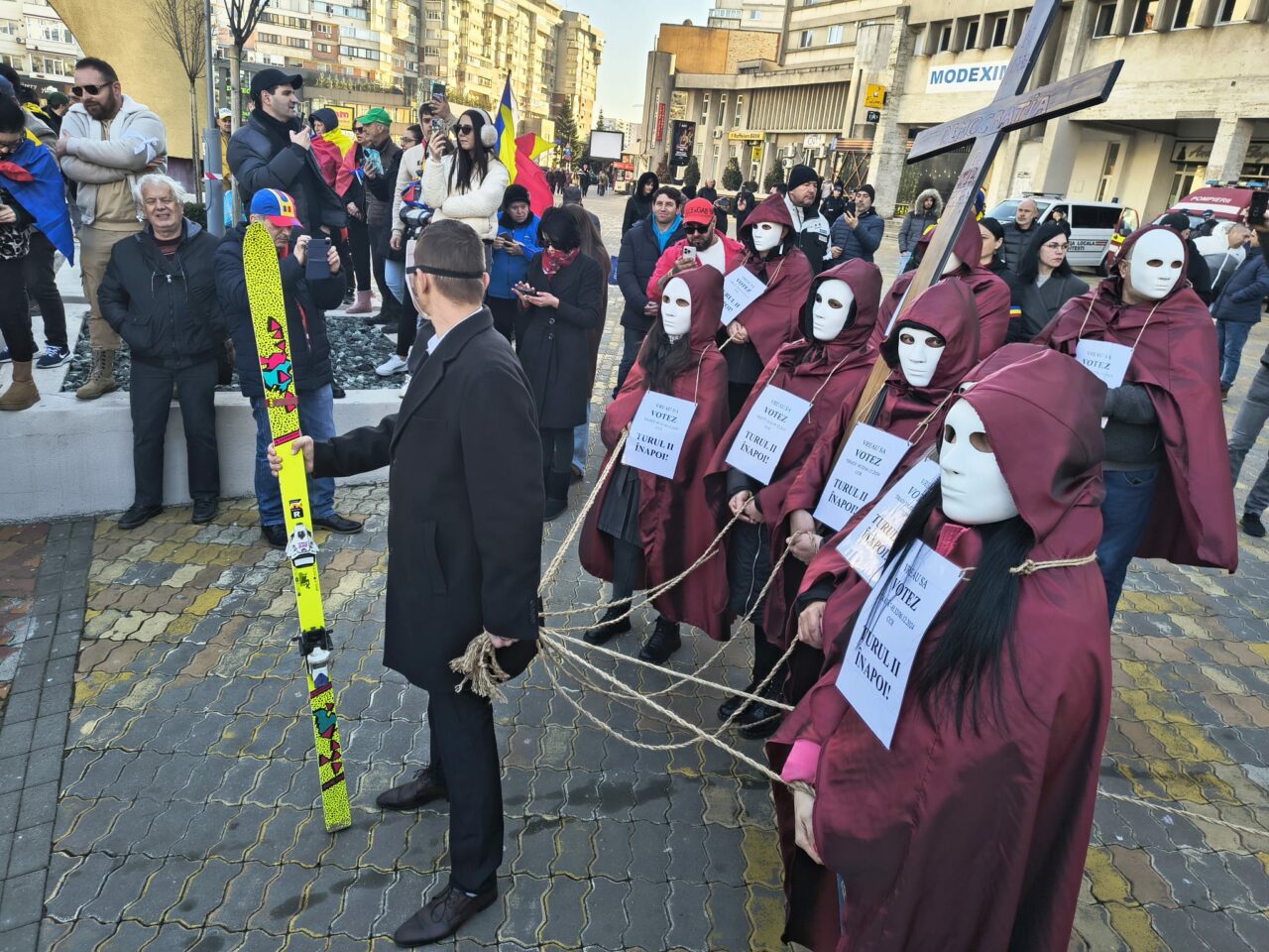 PROTESTE AUR în țară și în Diaspora. Mii de manifestanți în faţa prefecturilor şi ambasadelor României